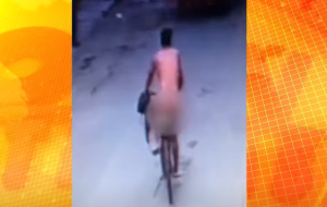¡Como llegó al mundo! Un hombre desnudo se robó una bicicleta en Perú para huir del esposo de su amante (VIDEO)