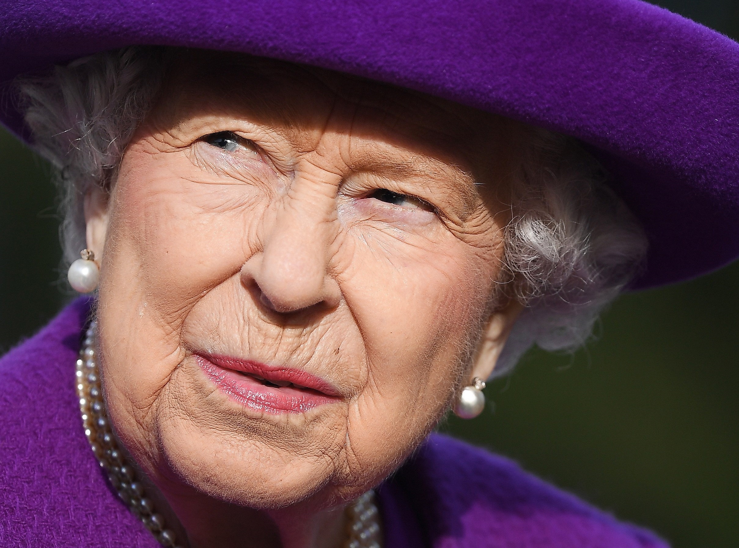 La reina Isabel II busca a alguien que le escriba sus cartas: ¿Cuánto pagará?