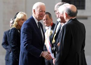 “Es bueno estar de regreso”: Joe Biden se reunió con el papa Francisco en una histórica visita (VIDEO)