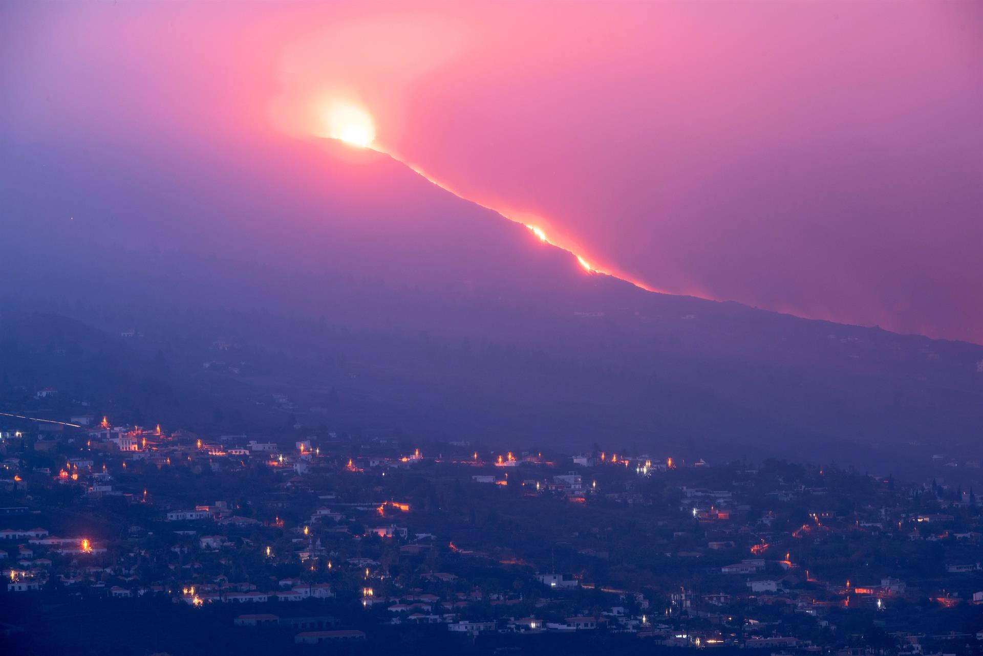 La lava fluye lentamente mientras sigue la actividad sísmica en La Palma