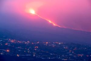 La lava fluye lentamente mientras sigue la actividad sísmica en La Palma