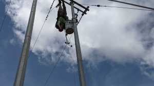 Se lanzó en parapente y quedó colgando de un poste eléctrico en el Valle del Cauca, Colombia (VIDEO)