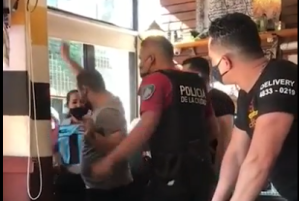 Tensión en Argentina: Se atrincheró en su restaurante y amenazó con matar a dos policías (VIDEO)