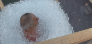 Sin miedo al éxito: Hombre pasó tres horas sumergido en hielo para romper un récord Guinness (VIDEO)