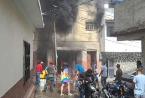 Reportan incendio en una vivienda en La Vega #13Oct (VIDEO)
