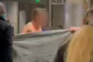 Desnuda y sin pudor: Así se pasea una mujer por el aeropuerto de Denver mientras interroga a pasajeros