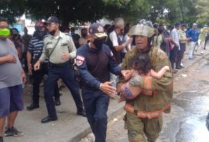 Rescataron a niños dentro de un apartamento que se incendió en Maracay (Fotos y video)