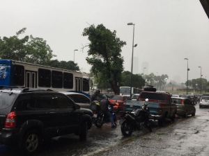 Caos e inundaciones: Plaza Venezuela congestionada por fuerte aguacero (Videos)