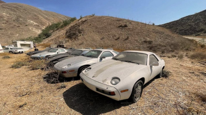 La extraña historia del “cementerio” de autos Porsche hallado en California