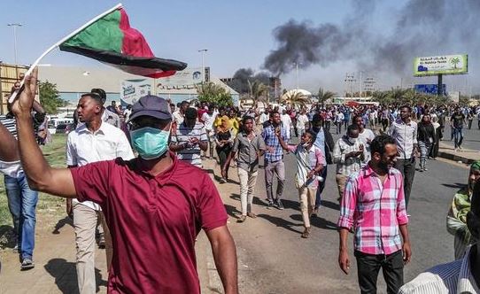 Miles de manifestantes salieron de nuevo a las calles para protestar contra el rémigen militar de Sudán #24Ene