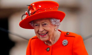 Sin explicaciones: La reina Isabel II asistió a un evento usando bastón