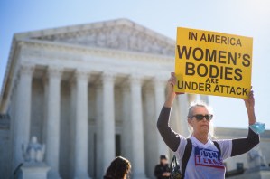 Supremo de EEUU pospone dos días su decisión sobre veto a píldora abortiva