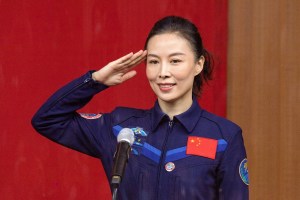 Wang Yaping, la primera mujer china en realizar una caminata espacial