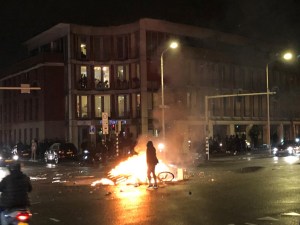 Más de 20 arrestos en Holanda tras cuarta noche de protestas contra restricciones por pandemia
