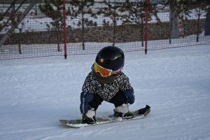 Una bebé de 11 meses deslizándose en su tabla de snowboard se convirtió en estrella de internet en China (FOTOS)