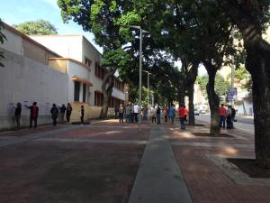 Centros con retraso y poca gente: en Caracas, el llamado a votar quedó en eso… en llamado (FOTOS)