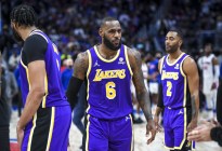 LeBron James renovó su contrato con los Lakers por dos años