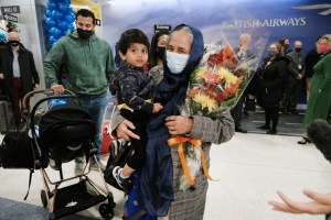 Largas filas en la frontera y familias ansiosas en los aeropuertos: Así se vive la reapertura de los EEUU (FOTOS)