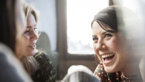 Toma nota: Los cinco hábitos de conversación que se pueden usar para conectar mejor con los demás