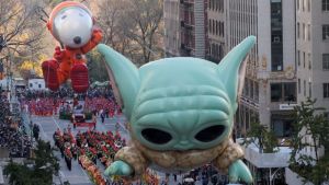 Baby Yoda y Snoopy entusiasman a la multitud en el tradicional desfile del “Día de Acción de Gracias” en EEUU