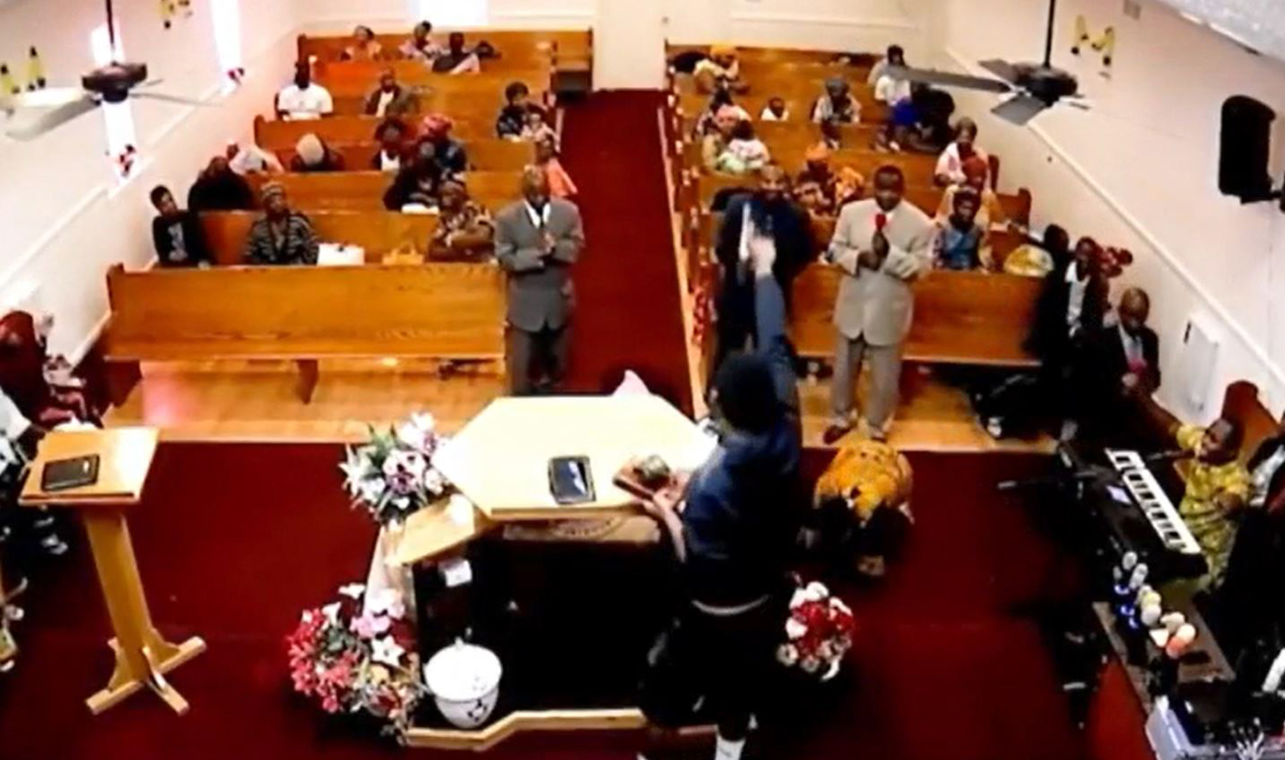 La “mano” del Señor: Pastor desarmó a hombre armado en una iglesia de EEUU (VIDEO)