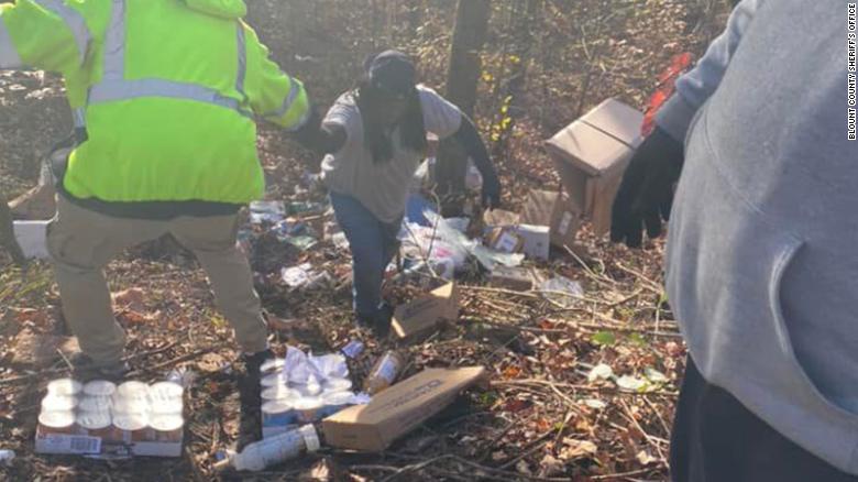 Hallaron cientos de paquetes de FedEx arrojados en un barranco de Alabama