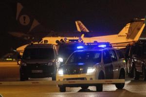 Fingió una emergencia médica para ayudar a pasajeros a fugarse tras aterrizaje de urgencia en España