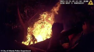 Dramático rescate de hombre en un vehículo en llamas tras estrellarse contra dos casas en EEUU (VIDEO)