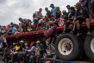 Impactantes FOTOS muestran a decenas de migrantes viajando en un camión hacia EEUU