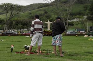 Brasileños vuelven a los cementerios en el Día de los Muertos tras ausencia por la pandemia
