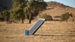 Crean un dispositivo que capta agua del aire mediante energía solar