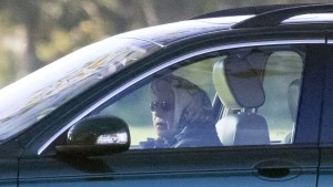 La reina Isabel II aparece en público conduciendo un carro por primera vez desde que fue hospitalizada