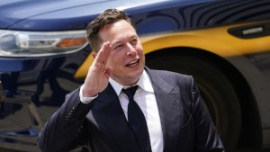 Qué significa la misteriosa frase en latín que publicó Elon Musk tras la compra de Twitter