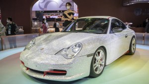 China exhibe un Porsche cubierto con 400.000 piedras preciosas incrustadas a mano (Video)