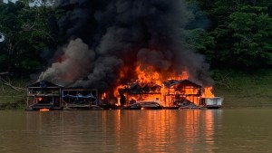 Policía brasileña quemó más de cien balsas de mineros ilegales en importante río de la Amazonía en busca de oro (VIDEO)