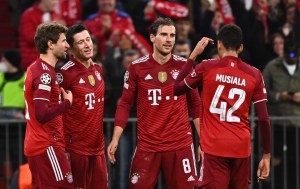 Lewandowski clasificó al Bayern Múnich a octavos de Champions