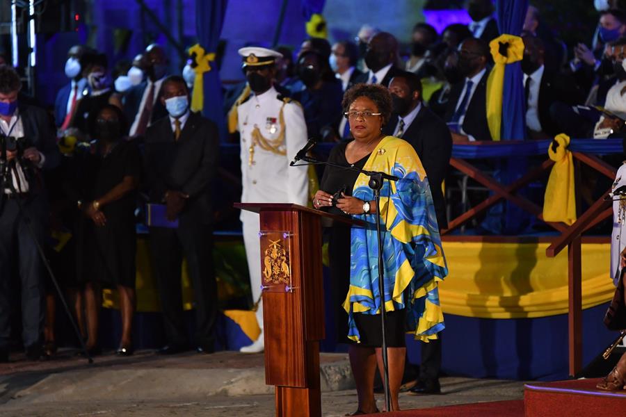 Barbados reemplaza a la reina Isabel II como jefa de Estado y pasa a ser una república