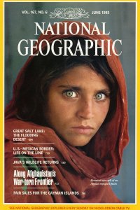 La “niña afgana” de ojos verdes que salió en la portada de la revista National Geographic fue evacuada a Italia