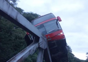 Cerca de 20 personas viajaban de Caracas a Maracaibo y su autobús se estrelló contra un puente (VIDEO)
