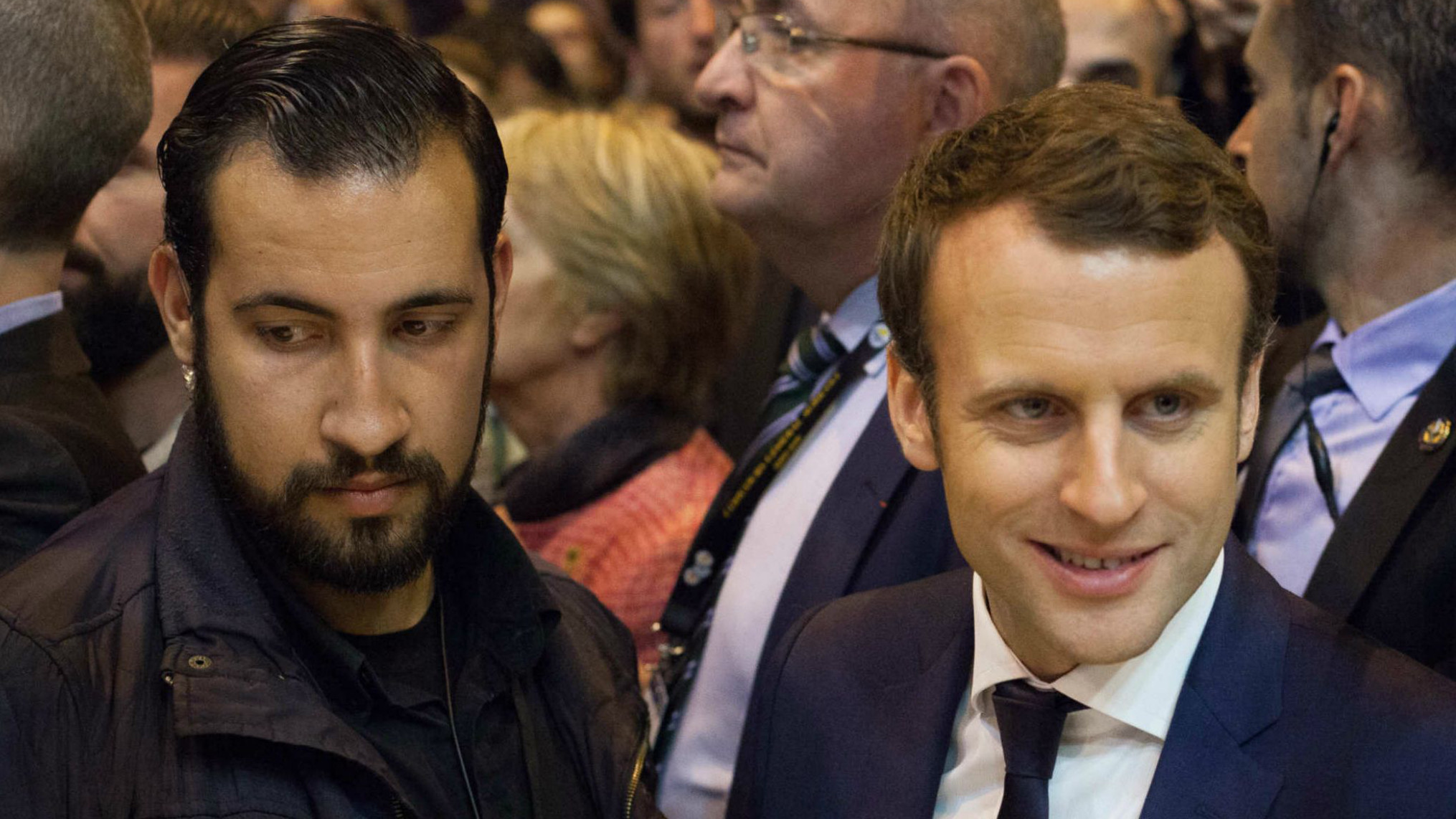 Exescolta de Macron es condenado a un año de prisión por generar violencia en una manifestación