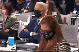 ¿Se durmió? El VIDEO viral de Joe Biden en la cumbre de Cambio Climático