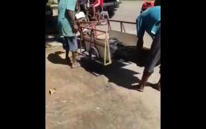 Enterraron a familiar en bolsas negras por falta de recursos en Zulia (Video)