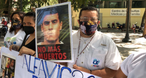 Familiares de las víctimas consignan documento frente a la Defensoría del Pueblo en Caracas este #2Nov