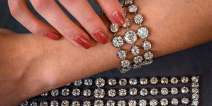 Un par de brazaletes de diamantes de la reina María Antonieta de Francia, subastados por siete millones de euros