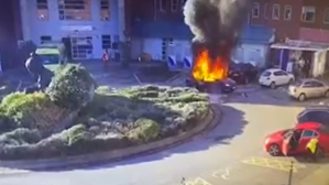Momento de la explosión de un presunto terrorista suicida en un taxi frente a un hospital en Liverpool (VIDEO)