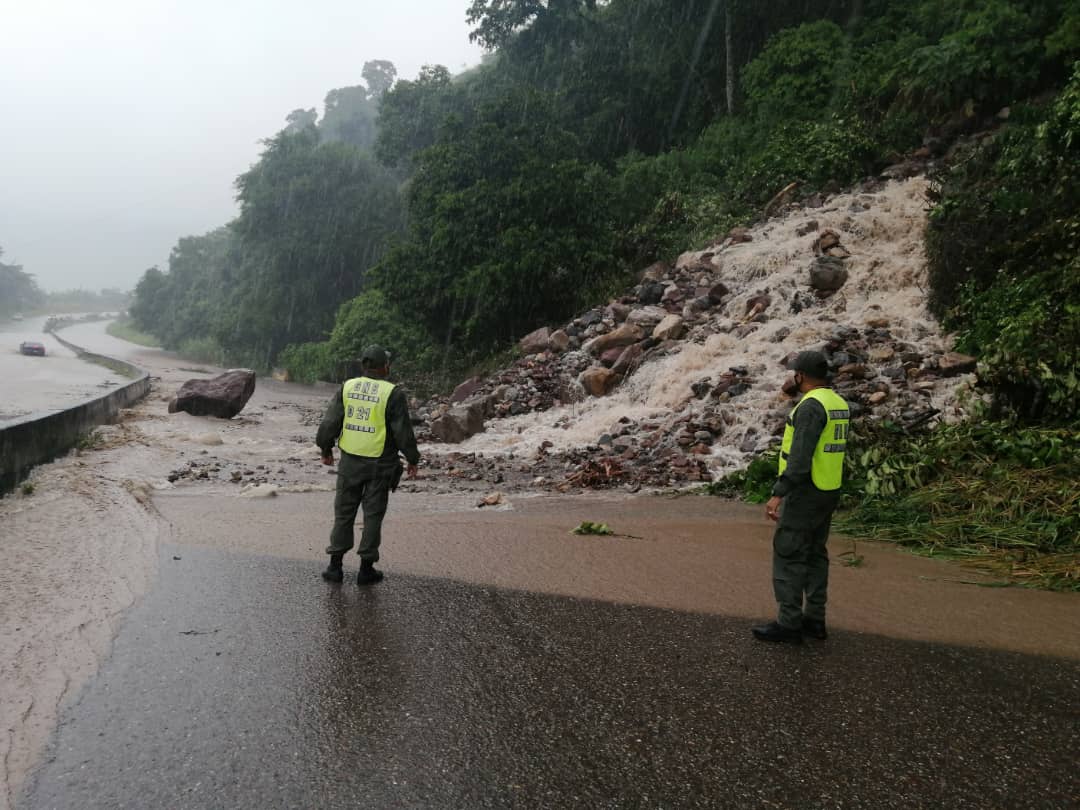 Cerrado el pasó entre Colón-San Cristóbal por colapso de las vías tras fuertes lluvias #17Nov (FOTO)