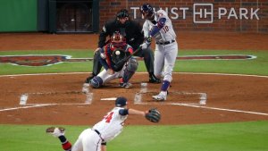 Los Astros lograron reaccionar ante los Bravos y mudaron la Serie Mundial a Houston