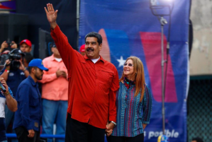 El video subido de tono entre Cilia y Maduro demostrándose amor en público