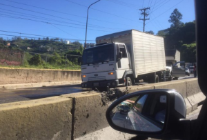 Un descuido FATAL de Hidrocapital ocasionó que un camión se volcara en Carrizal (FOTOS)