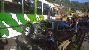 Aparatoso accidente en la carretera Panamericana sentido Caracas genera fuerte retraso este #9Nov (FOTOS)